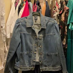 Gently used plus sized denim jacket . Great for fall. Closet staple.